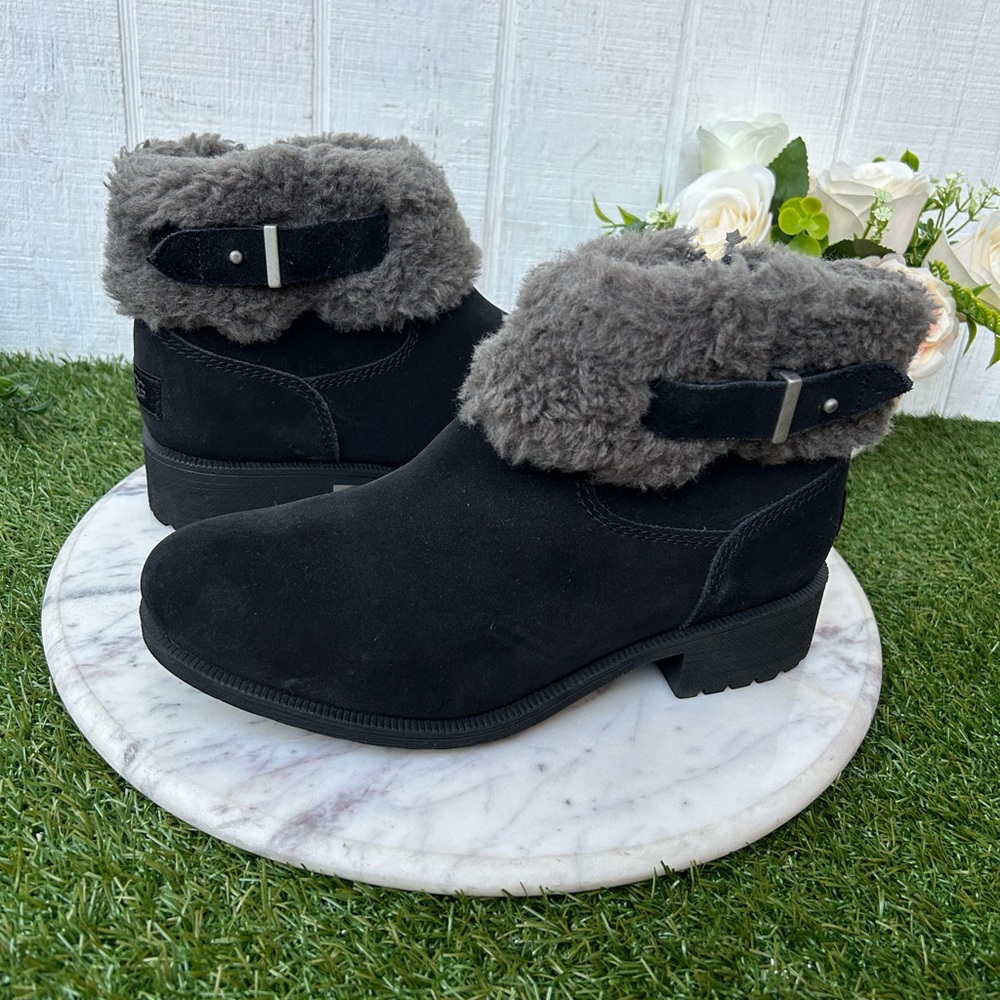 UGG
Women's Bodie Genuine Shearling Cuff Boot in black size 7.5 NEW